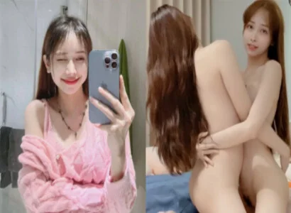 Hai cô gái trong buổi phát trực tiếp móc bím nhau ngay trong khi phát trực tiếp