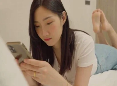 Chị ấy cặp kè cùng anh nhân viên giao hàng
