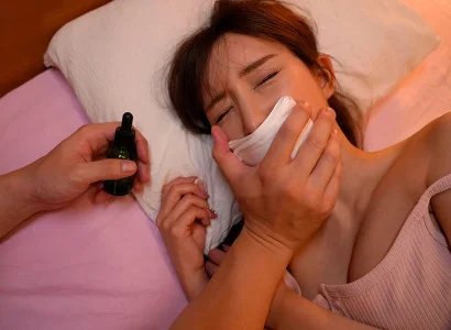 Gã dùng thuốc mê cho cô em họ xinh đẹp rồi quan hệ